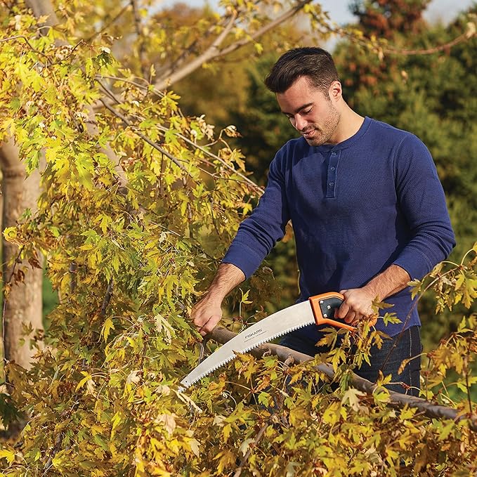 Fiskars 15” PowerTooth D-Handle Saw with Razor-Sharp Stainless Steel blade, Ergonomic SoftGrip Handle for Comfort and Control, Heavy-Duty Hand Saw