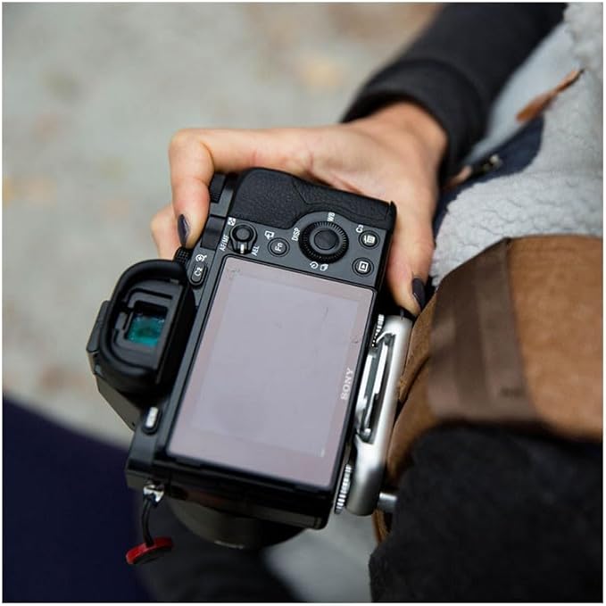 Peak Design Capture Camera Clip V3, Silver with Plate, Holds DSLR, Compact and Point and Shoot Bodies, Secure, Stable and Accessible, Attaches to Straps and Belts, Quick Release, 200 lb Capacity