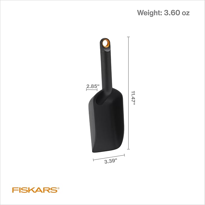 Fiskars Soil Scoop, Indoor Potting & Transplanting Tool for Medium Planters, Durable Lightweight Resin Garden Scooper with Flat Bottom & Deep Sides to Prevent Spills, 1.5 Cup Capacity, Black