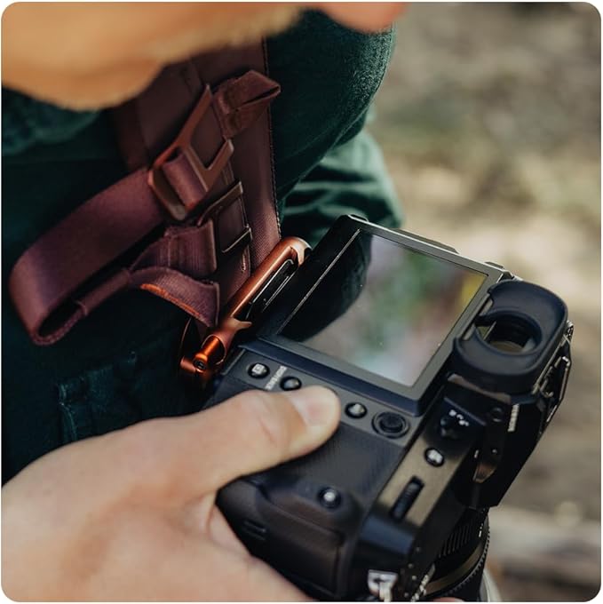 Peak Design Capture Camera Clip V3, Black with Plate, Holds DSLR, Compact and Point and Shoot Bodies, Secure, Stable and Accessible, Attaches to Straps and Belts, Quick Release, 200 lb Capacity