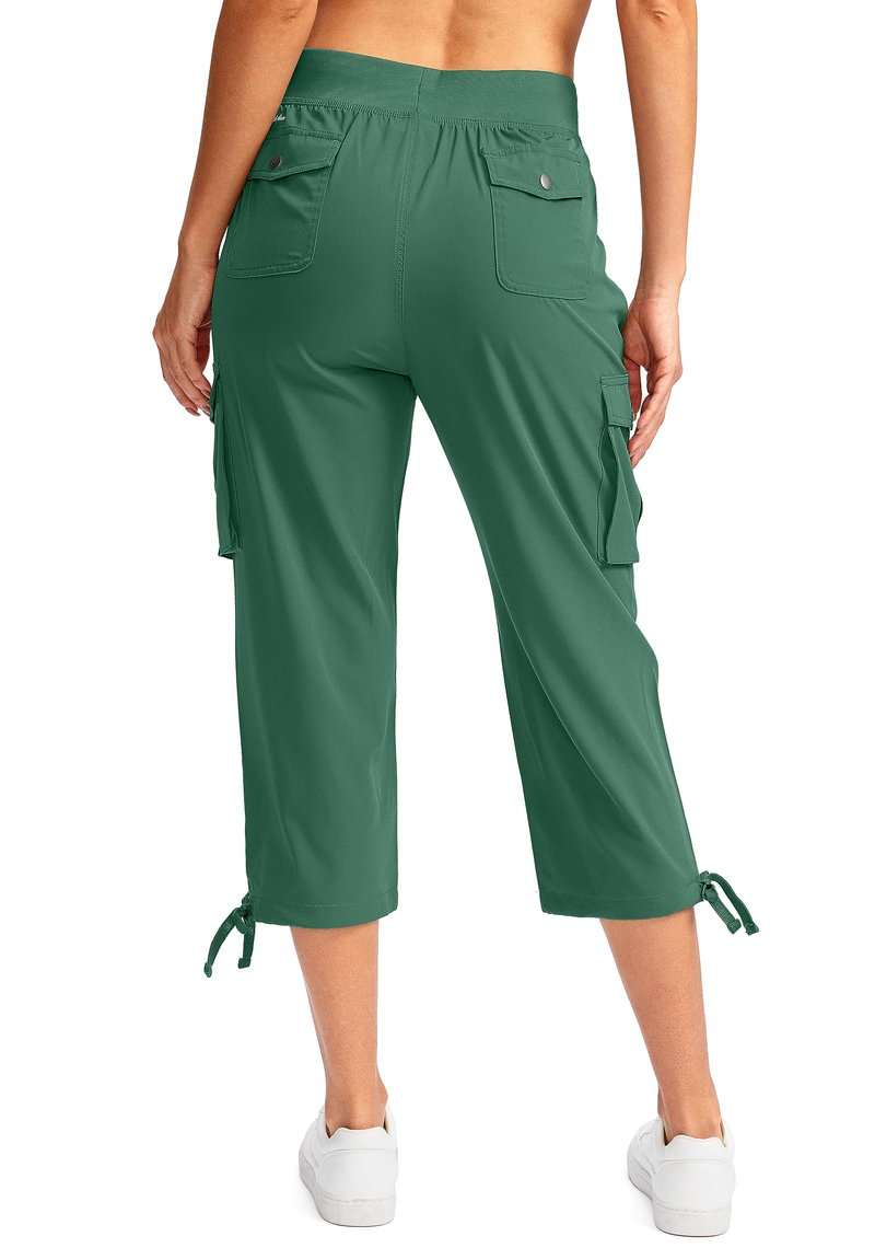 Soothfeel Women's Cargo Capris Pants with 6 Pockets Lightweight Quick Dry Travel Hiking Summer Pants for Women Casual (Green, M)