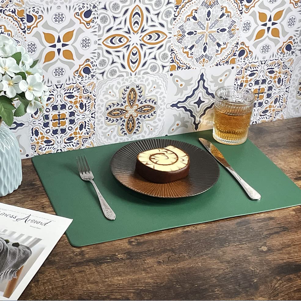 Faux Leather Placemats HeloHo Green Table Place Mats Set of 4 Waterproof Oilproof Heat Stain Resistant Washable Wipeable Placemat for Kitchen Dining Table Decoration Indoor Outdoor