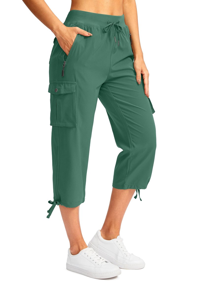Soothfeel Women's Cargo Capris Pants with 6 Pockets Lightweight Quick Dry Travel Hiking Summer Pants for Women Casual (Green, M)
