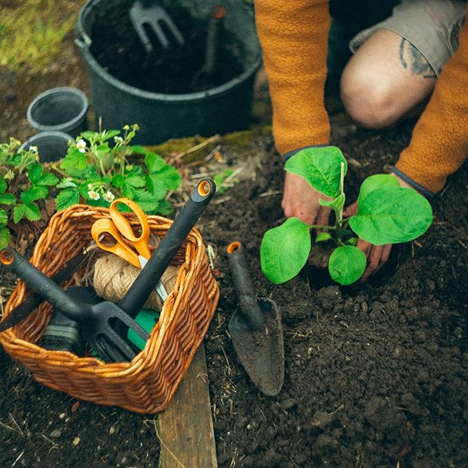 Fiskars Eco Transplanter with Narrow Curved Spade, Depth Markings, Ergonomic Handle, UV Resistance, Ideal for Seedlings and Small Plants