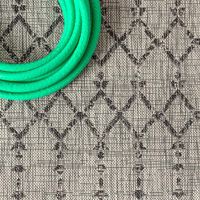 JONATHAN Y SMB108E-6R Ourika Moroccan Geometric Textured Weave Indoor/Outdoor Area Rug, Bohemian, Scandinavian for Bedroom, Kitchen, Living Room, Easy-Cleaning, Light Gray/Black, 6' Round